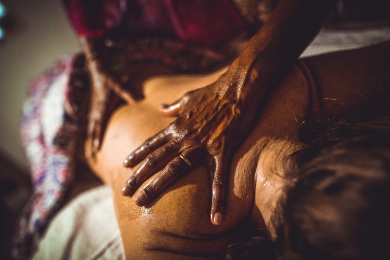 Massage ayurvédique: Quels bienfaits pour la santé et quels effets sur la colonne vertébrale ?